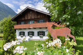 Отель Forest Chalet, secluded location, 1,000 sqm garden, mountainview, panorama sauna, whirlpool, BBQ&bikes&sunbeds for free, up to 10 p  Голлинг-На-Зальцахе